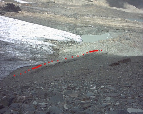 Piccola morena di sponda evidenziata in rosso e fotografata dalla morena formatasi durante PEG