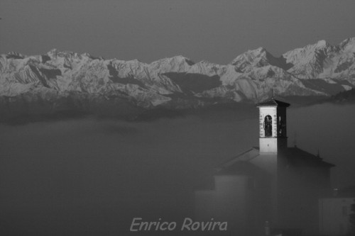 Alba sul gruppo del Rosa visto dal Canton Ticino (Morbio Superiore). La nebbia si muove come un mare in tempesta al rallentatore. Foto Enrico Rovira.