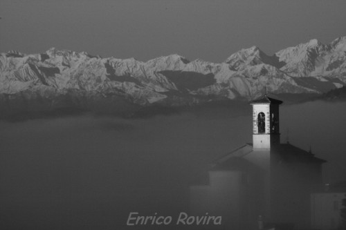 Alba sul gruppo del Rosa visto dal Canton Ticino (Morbio Superiore). La nebbia si muove come un mare in tempesta al rallentatore. Foto Enrico Rovira.