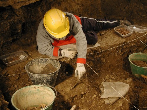 Scavo in grotta in sedimenti argillosi. Inizialmente non si vede la stratigrafia