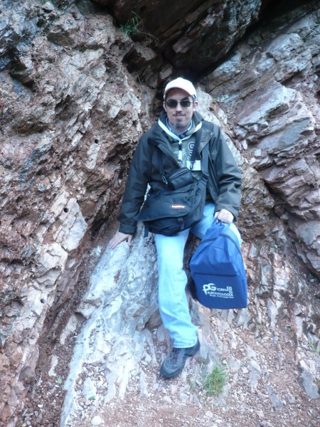 Daniele Tona e il livello che segna il passaggio dal Mesozoico al Cenozoico - Gola del Bottaccione nei pressi di Gubbio