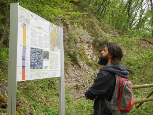 Davide legge i pannelli esplicativi all'affioramento del "Sasso Caldo"