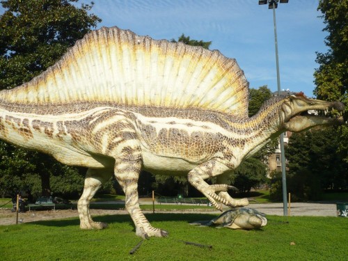 Spinosauro - Il modello a grandezza naturale esposto fuori da Palazzo Dugnani